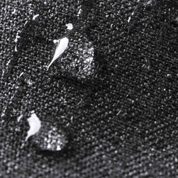 Detalle mostrando como el material repele el agua