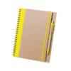 Cuaderno amarillo con bolígrafo a juego