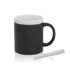 Taza de cerámica blanca con cuerpo pizarra y tiza a juego