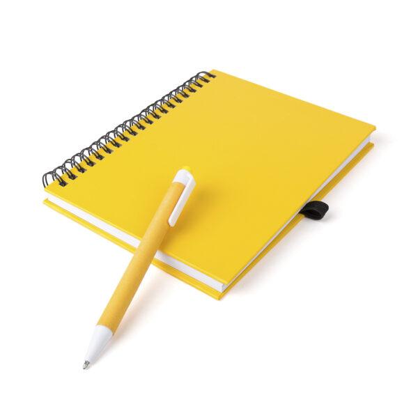 Foto detalle libreta con bolígrafo