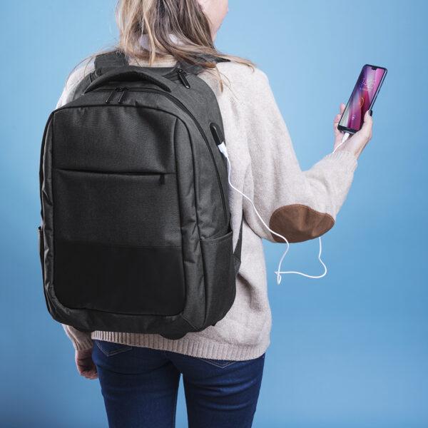 Foto detalle mochila con puerto USB