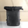 Mochila roll-top de acabado rubber y compartimento PC
